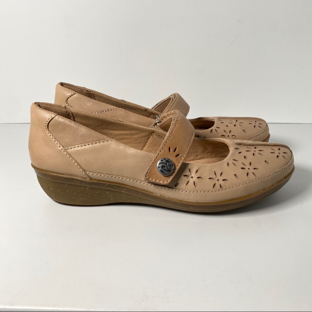 Clarks Everlay Bai Maryjane Low Heel Shoe Womens 7 Tan Brown Sandals Perforated